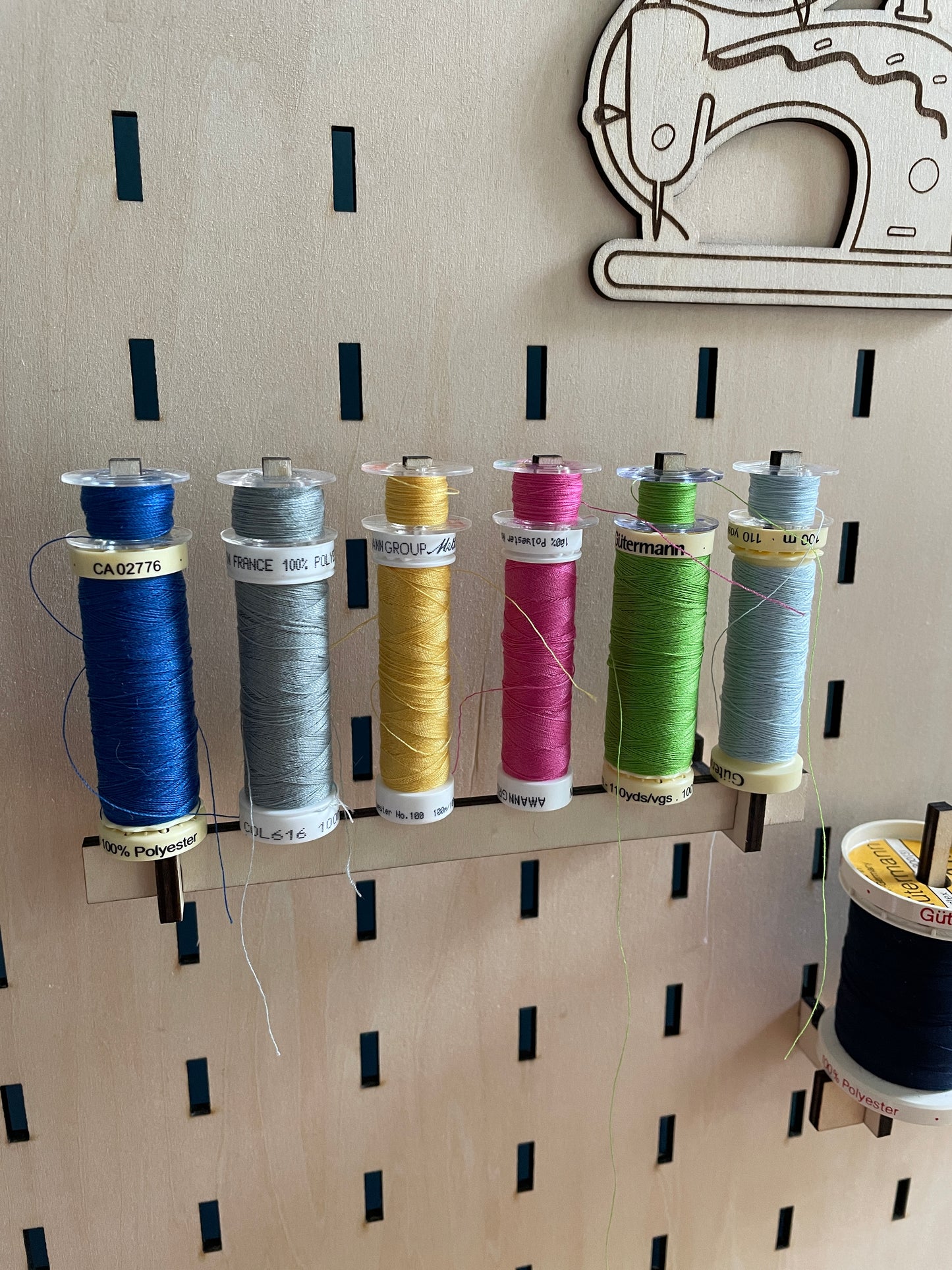 Support de bobines – Pegboard Dilubox – Spécial couture